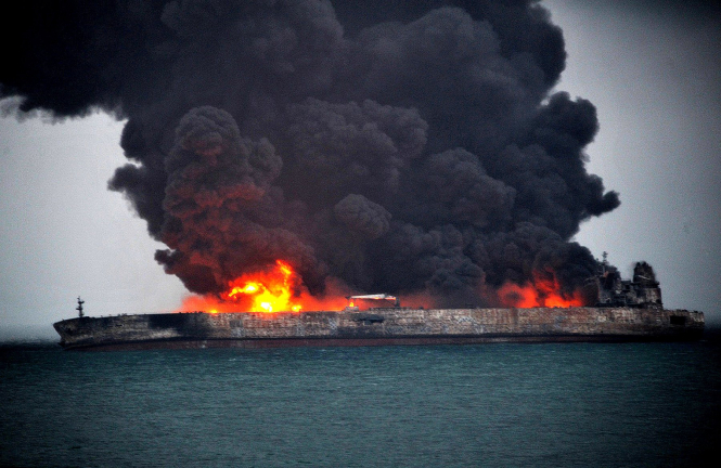 Палаючий біля берегів Китаю нафтовий танкер ризикує вибухнути