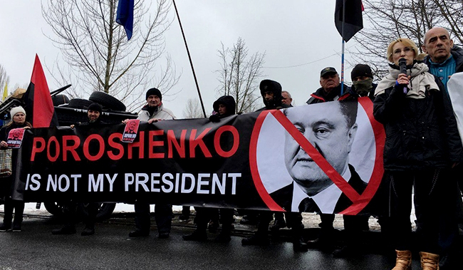 Возле дома Порошенко требовали отставки президента - ФОТО