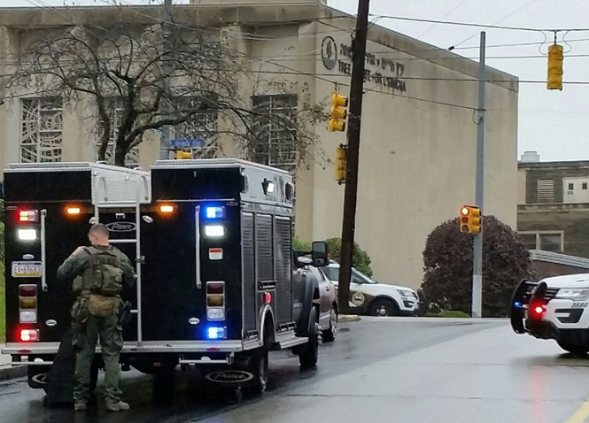 Стрельба в синагоге в Питтсбурге меньшей мере восемь человек погибли