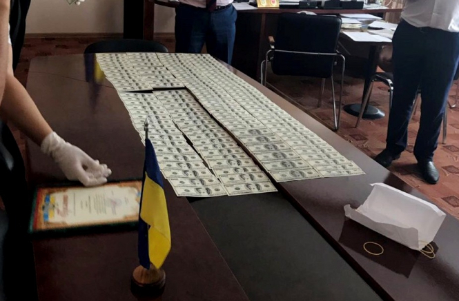 Председатель РГА в Хмельницкой области требовал почти 33 тысячи долларов взятки