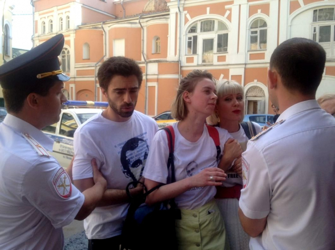 В Москве задержали актеров, которые раздавали листовки в поддержку Олега Сенцова