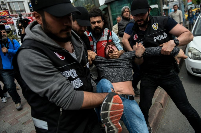 Поліція розігнала сльозогінним газом першотравневу демонстрацію у Стамбулі, – ФОТО