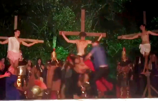 Під час великодньої вистави бразильський глядач напав на актора, щоб урятувати Христа, – ВІДЕО