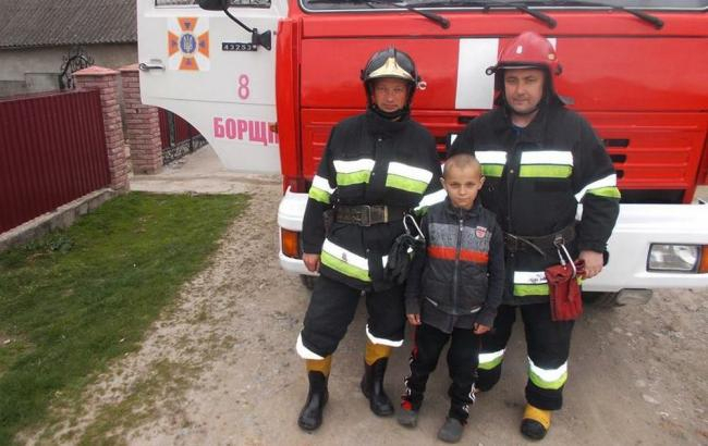 На Тернопольщине мальчик спас сестру и брата из пожара