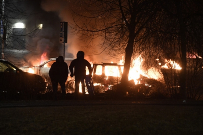 В Швеции во время массовых беспорядков люди бросались на полицейских и поджигали автомобили