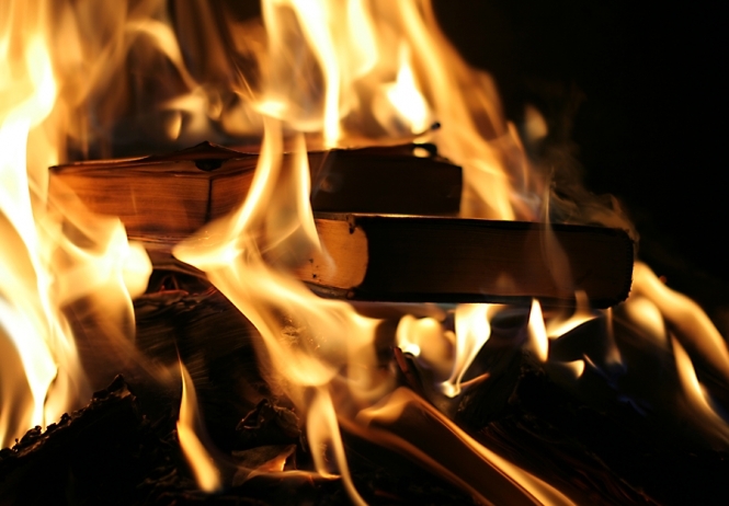 В крымском лицее сожгли турецкие книги