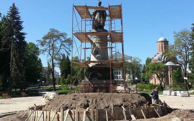 В Чернигове развернут памятник Хмельницкому спиной к Москве, по замыслу архитектора