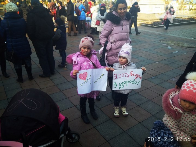 В Одессе противники вакцинаций вывели детей на протест, - ФОТО
