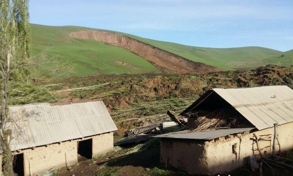 У Киргизстані внаслідок зсуву під завалами опинились 24 людини 