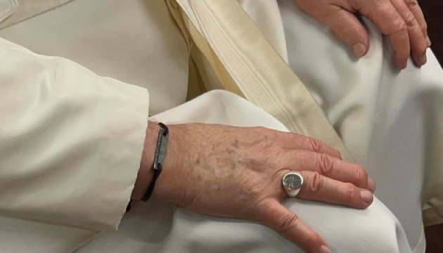 Папі Римському подарували браслет з “Азовсталі”