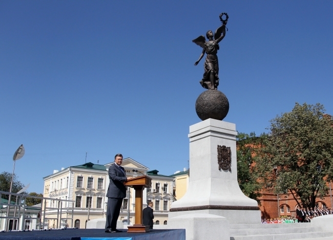 На відкритті монументу Незалежності України Янукович виступав російською мовою
