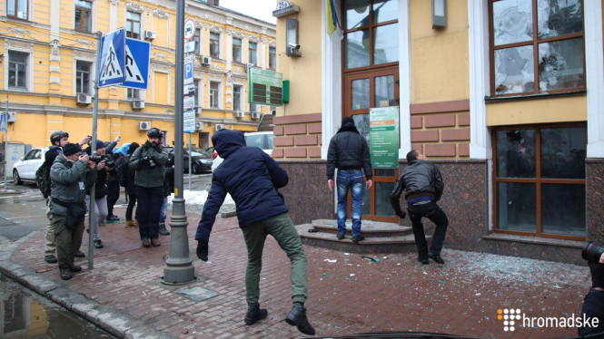В Киеве националисты избили камнями окна отделения Сбербанка