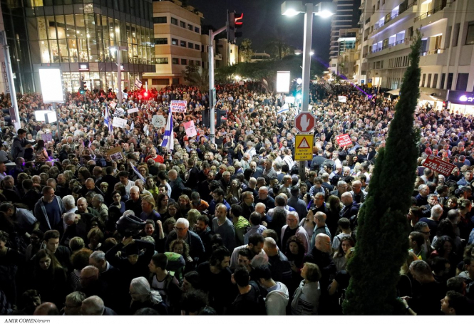 В Израиле десятки тысяч людей вышли на "марш позора" против коррупции премьер-министра - ВИДЕО