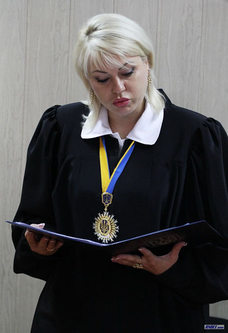 Судья с имением под Киевом проживает в тесной комнате общежития, чтобы получили служебное жилье