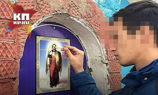 В России парня, который погасил окурок о икону, оштрафовали на 30 тыс рублей