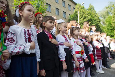 В Черновцах чиновникам запретили выступать на школьных линейках