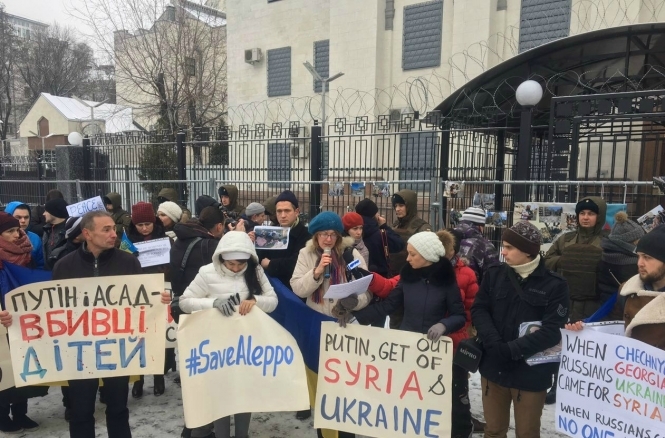 У Києві мітингують під посольством Росії, закликаючи припинити бомбардування Алеппо
