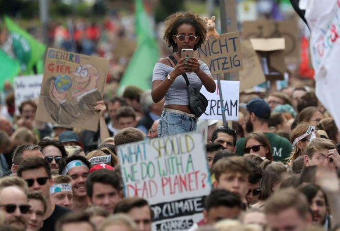 В Германии тысячи молодых людей вышли на акцию защиты климата