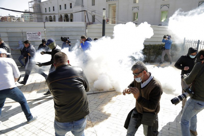 У парламента Албании произошли столкновения с газом и водометами - ФОТО