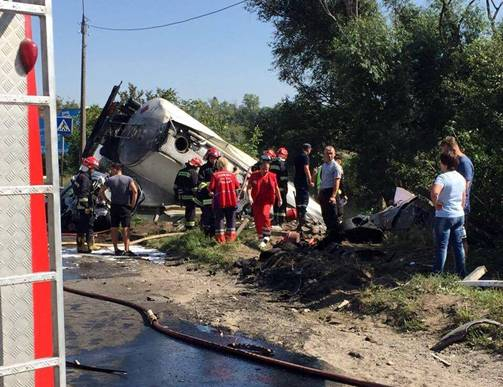 В Тернополе перевернулся бензовоз: водитель погиб, еще двое пострадали