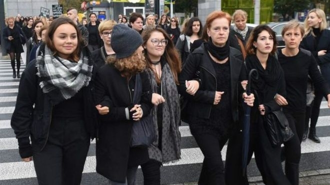 В Польше женщины устроили забастовку из-за запрета абортов
