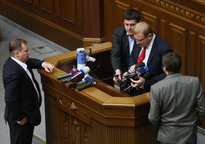 Опозиціонери не покидають трибуну Ради і вимагають виборів у Києві