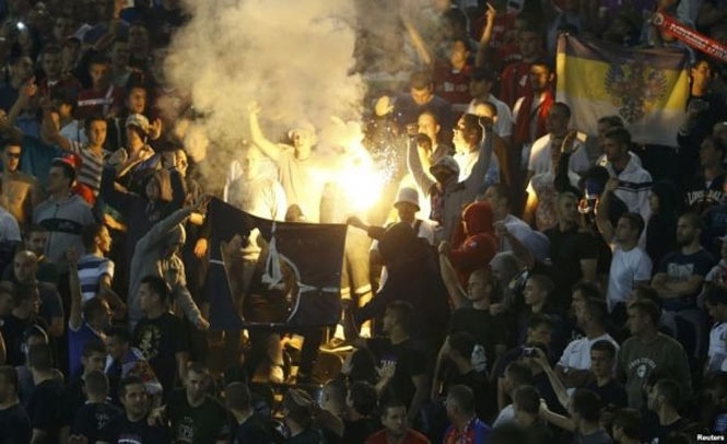 На матчі Сербія-Албанія через червоний прапор з чорним орлом трапилась масова бійка, - відео