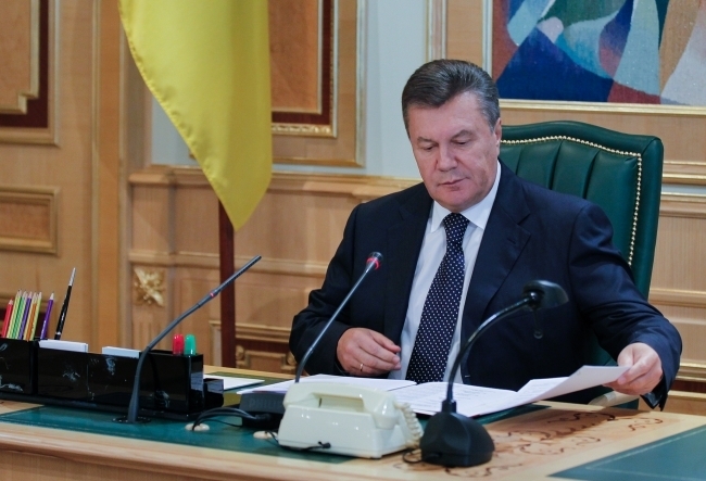Янукович в Межгорье проводит срочное совещание