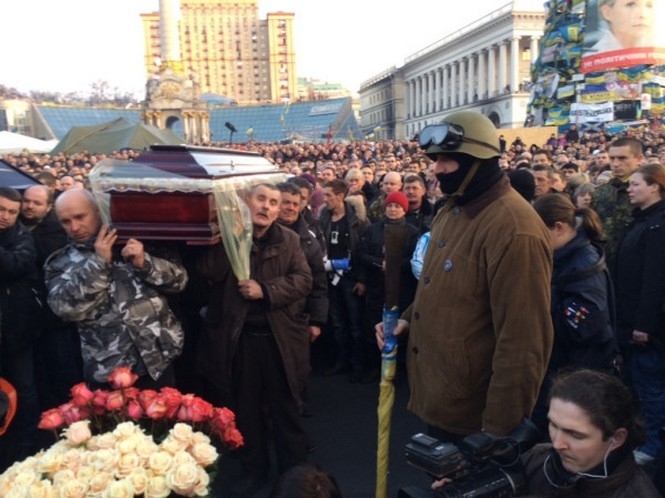 Загиблих відспівують посеред Майдану