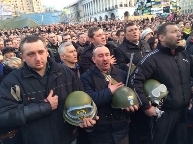 Загиблих відспівують посеред Майдану