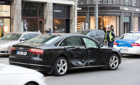 В Эстонии произошла авария с участием машины премьера