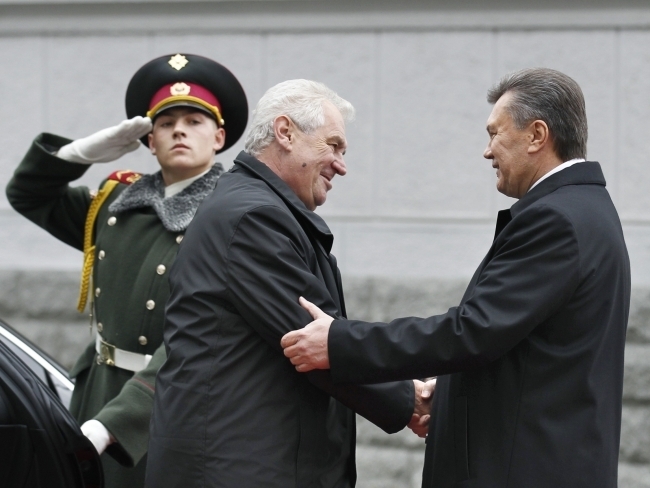Чеська інтелігенція вимагає від президента країни скасувати квітневий візит Януковича