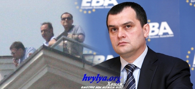 Особа, схожа на міністра Захарченка, спостерігала за побиттям журналістів 18 травня (фото)
