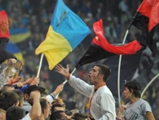 Фани готують червоно-чорні прапори на матч Україна - Польща
