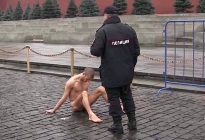 Оппозиционеру, который прибил свои гениталии к мостовой на Красной площади, грозит до 5 лет тюрьмы