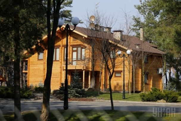 Будинок Януковича в Сухолуччі розграбували