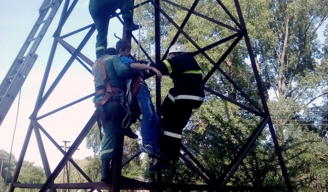 Работники ДСНС Ровенской области спасали подростка, который повис на высоковольтной электроопоре, - ФОТО