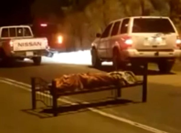 Посреди шоссе в Саудовской Аравии нашли кровать с трупом иностранца под одеялом