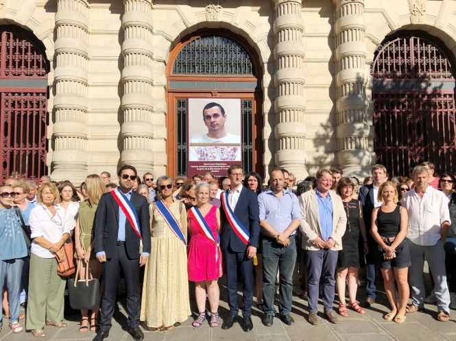 На фасаде мэрии Парижа вывесили фото Олега Сенцова