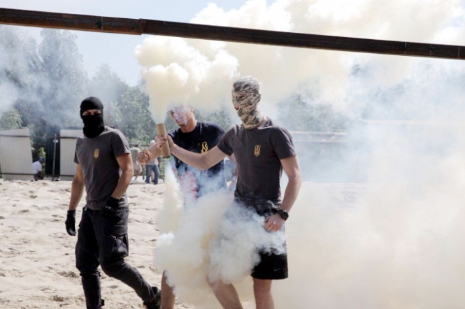 В Киеве противники застройки на Осокорках подрались с полицией - ФОТО