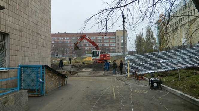 Депутат Донецкого горсовета отобрал территорию возле больницы и строит на ней жилую многоэтажку