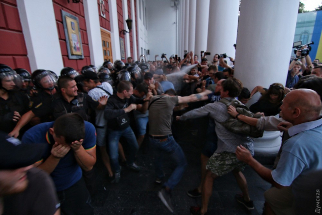 Біля одеської міськради бійка і вибух, поліція застосувала газ, – ФОТО, ВІДЕО