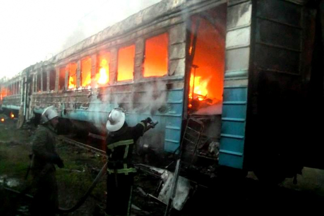 Вагонное депо в Харькове спасали от пожара, - ФОТО