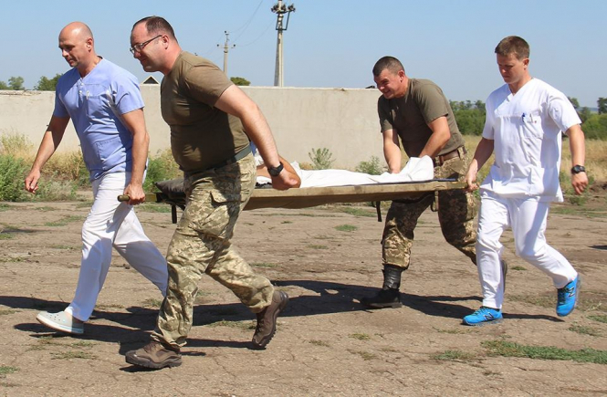 За сутки пятеро украинских военных ранены в зоне боевых действий на Донбассе, - штаб АТО