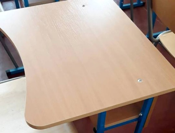 Чтобы выполнить требования Минобразования, в школах Одесщины пилят двухместные парты