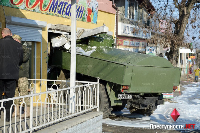 В Николаеве военный бензовоз из-за отказа тормозов въехал в зоомагазин, - ФОТО