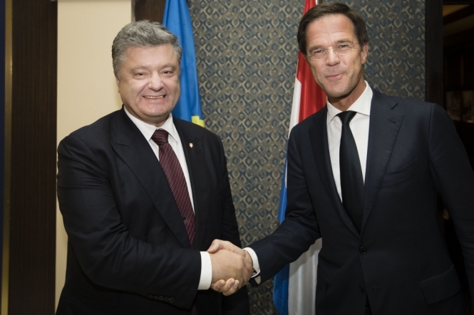 Порошенко и Рютте обсудили варианты разблокирования ратификации СА Украины с ЕС