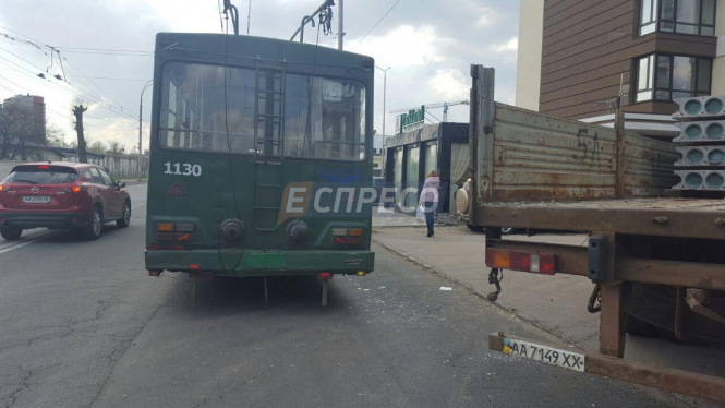 В Киеве троллейбус врезался в грузовик: есть пострадавшие, - ФОТО