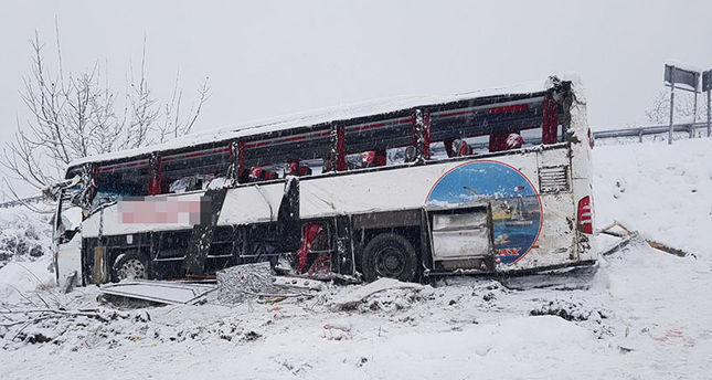 В Турции пассажирский автобус упал в пропасть, пять человек погибли