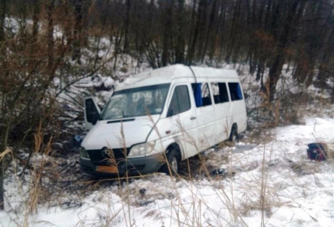 На  Чернігівщині перекинувся автобус: постраждали 18 осіб